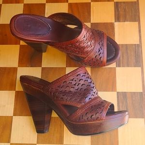 Vintage Frye heels size 7.5 M Brown leather w/ a red tint. Sage cut slide style